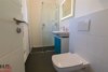 2 Generationen wohnen möglich / TOP EFH mit 80 m² Gästehaus - Gäste-WC mit Dusche